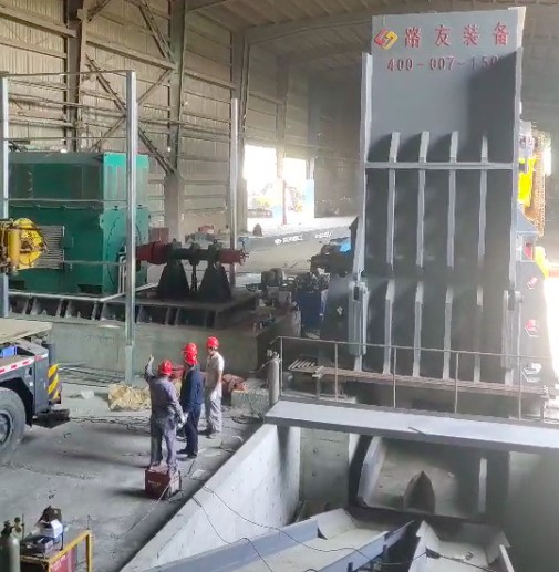 張家港傳來喜報(bào)，6000馬力破碎機(jī)安裝完畢。這個(gè)大家伙可不能小看它，每小時(shí)出料可高達(dá)150噸。